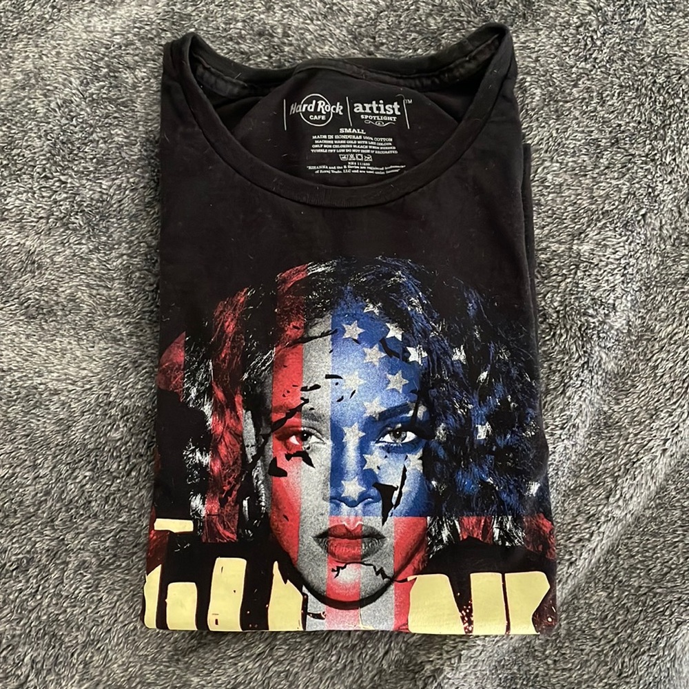 Hard Rock Cafe Honolulu Rihanna Black Tshirt Size S